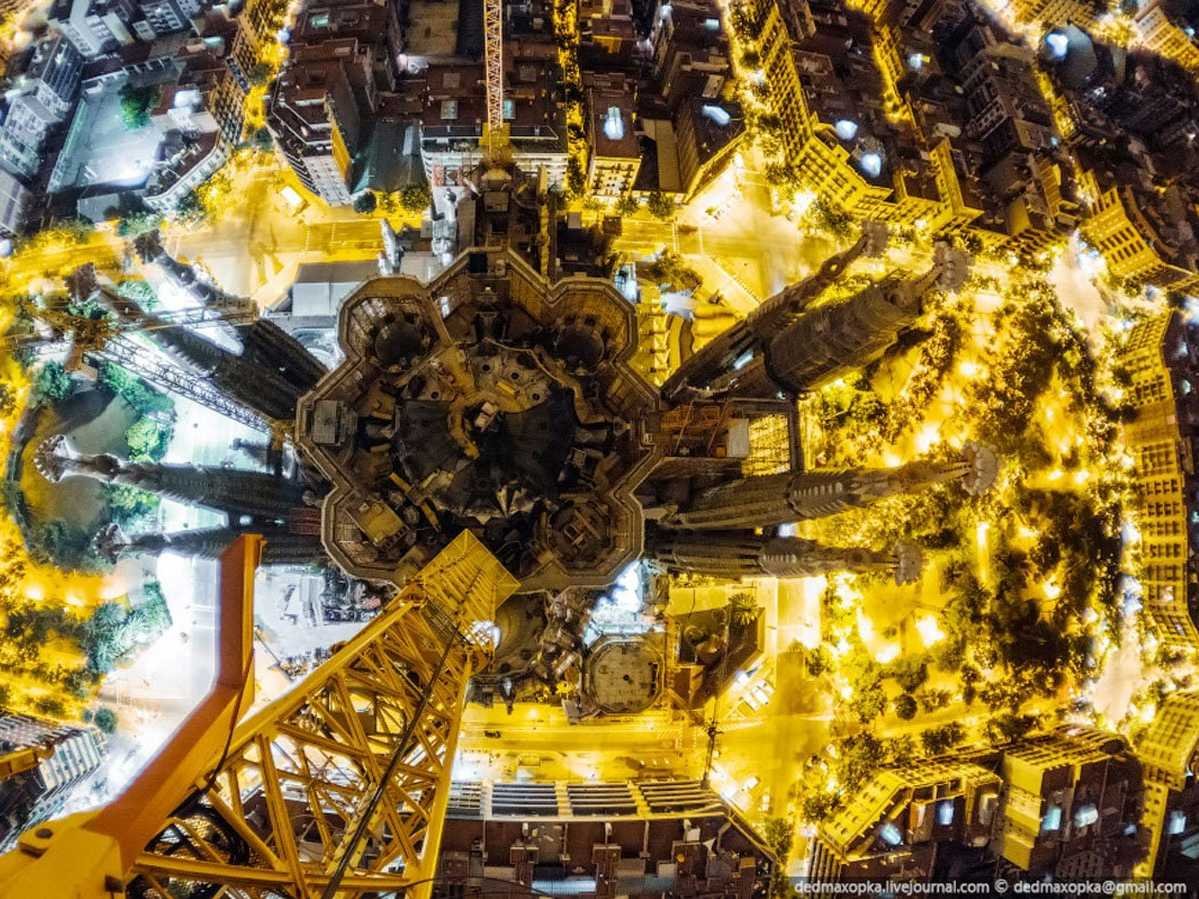 A La Sagrada Familia tetején Barcelonában